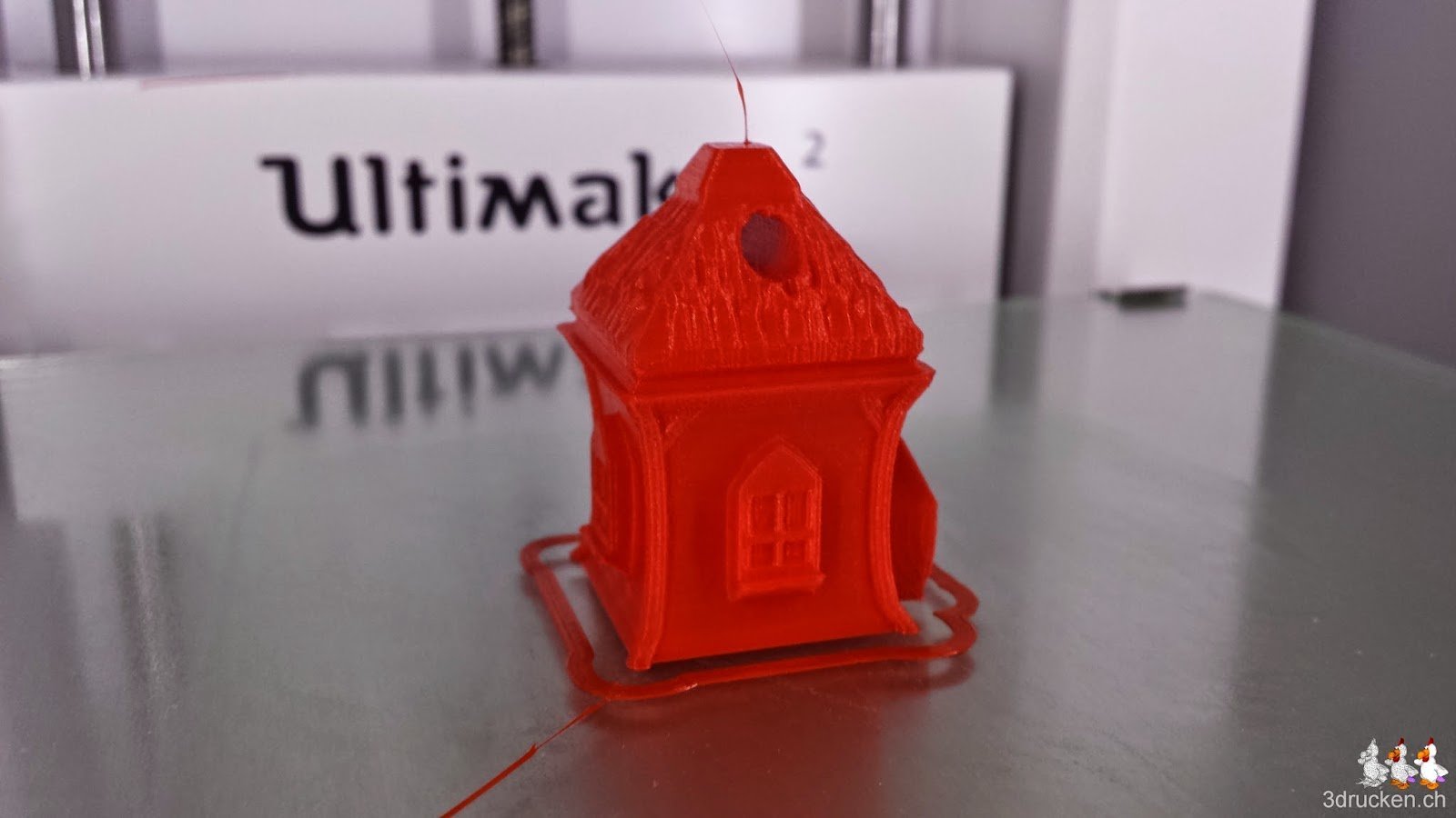Foto des fertig gedruckten Elfenhäuschen aus rotem PLA auf dem Ultimaker 2 Drucktisch