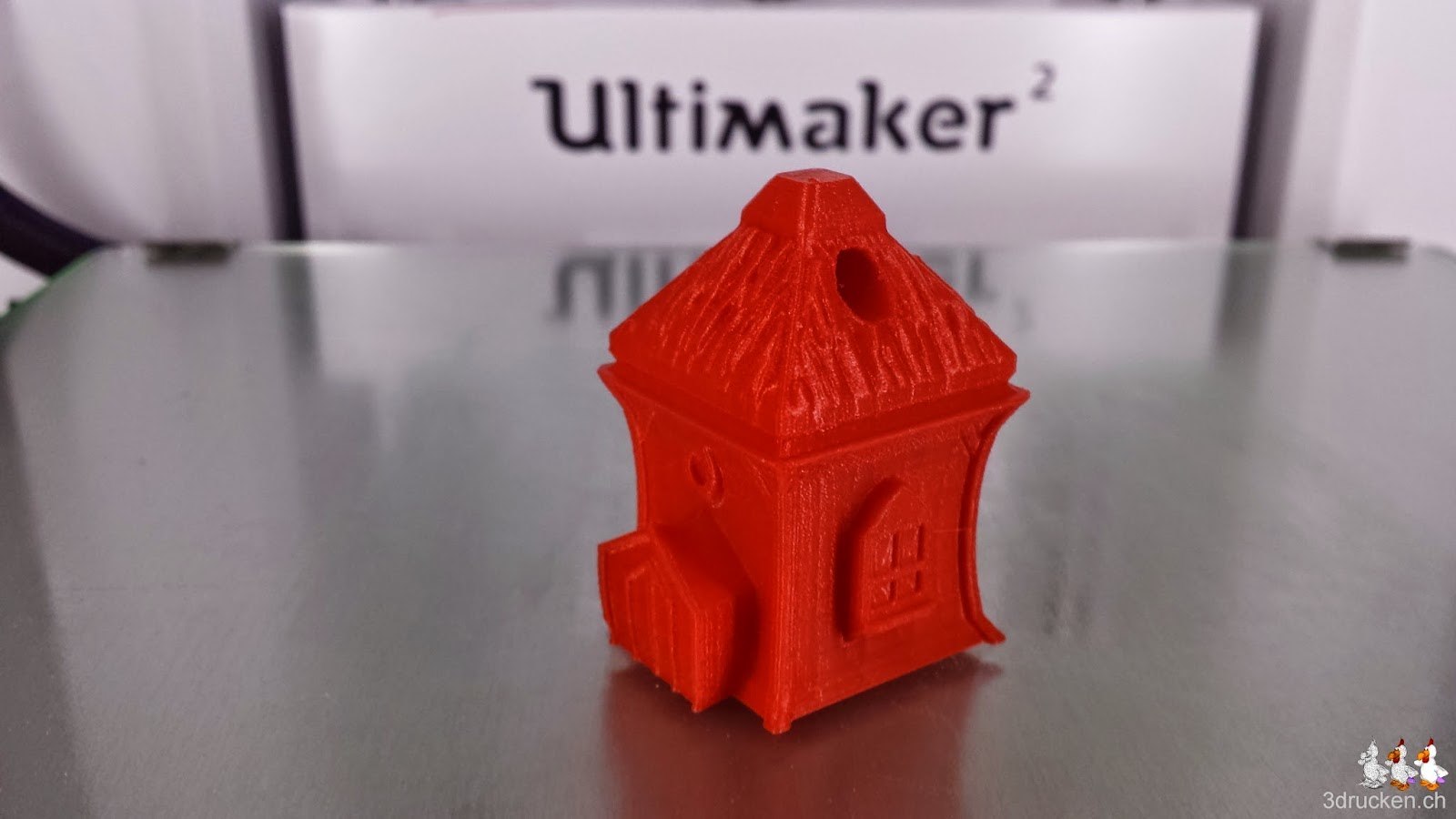 Foto des vom Drucktisch des Ultimaker 2 gelösten Elfenhäuschen aus rotem PLA