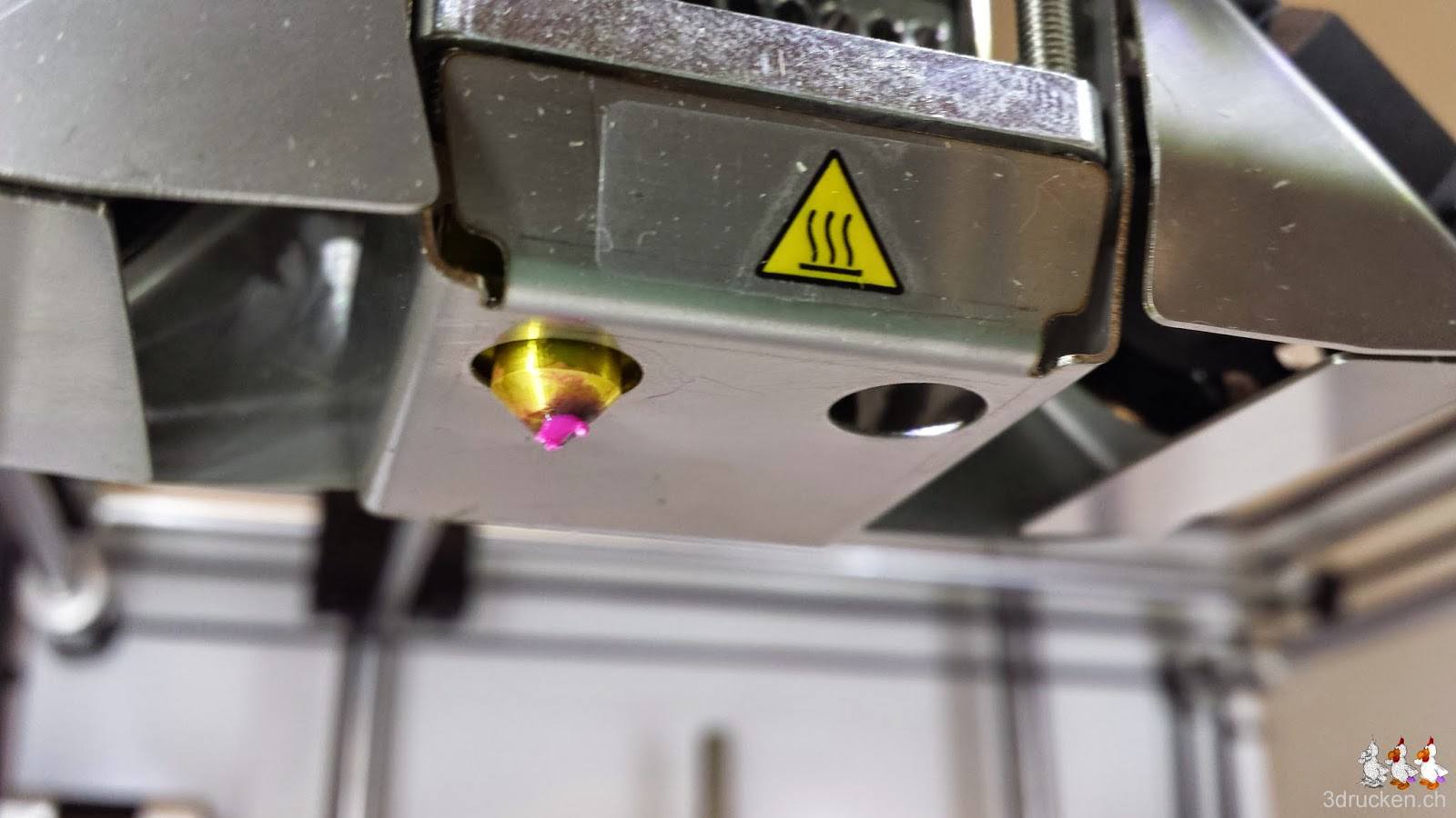 Foto der Düse am neuen Ultimaker 2 mit PLA verklebt