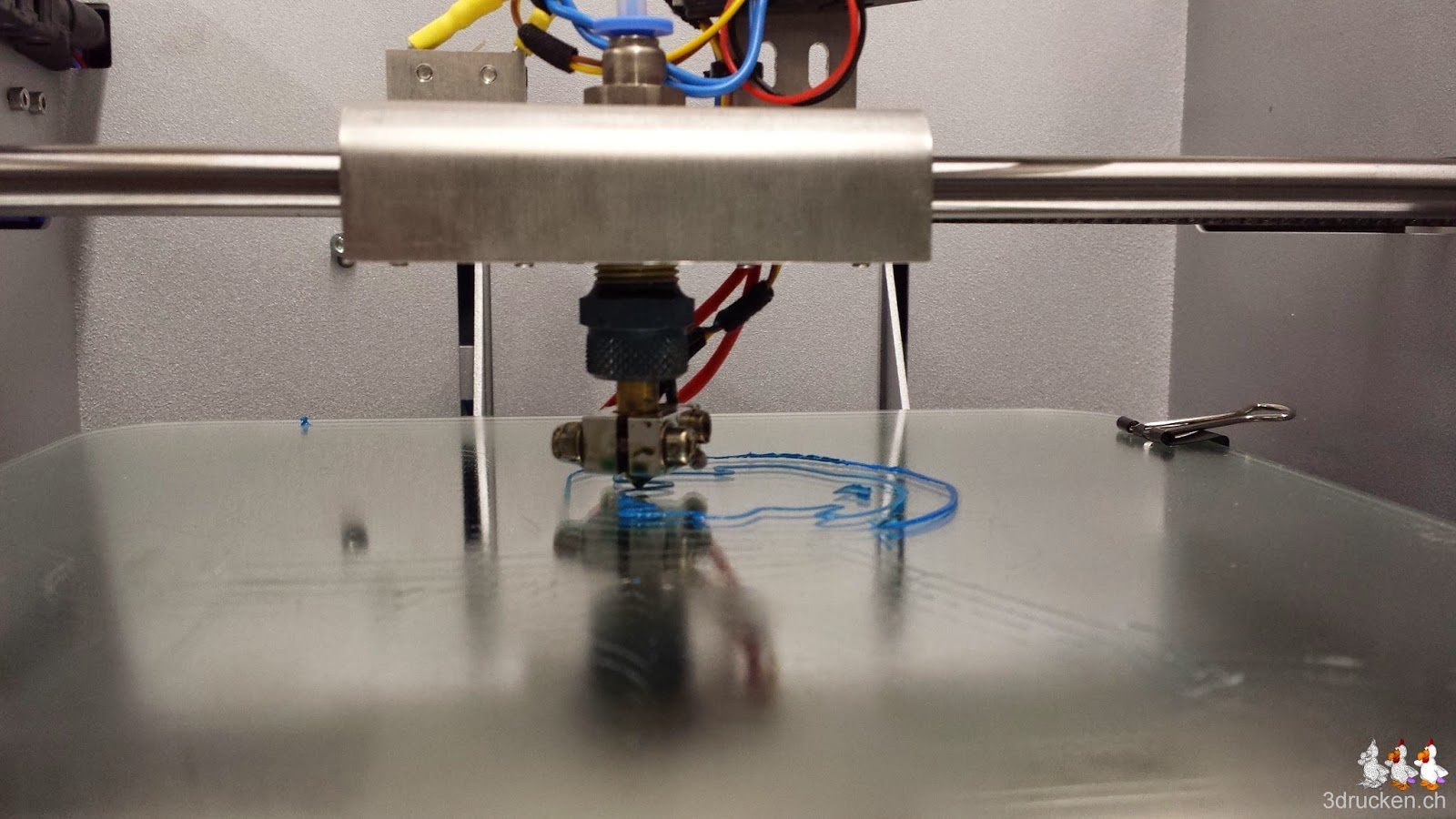 Foto der ersten Schicht während des ersten Testdrucks ab vorgefertigtem GCODE im NEO