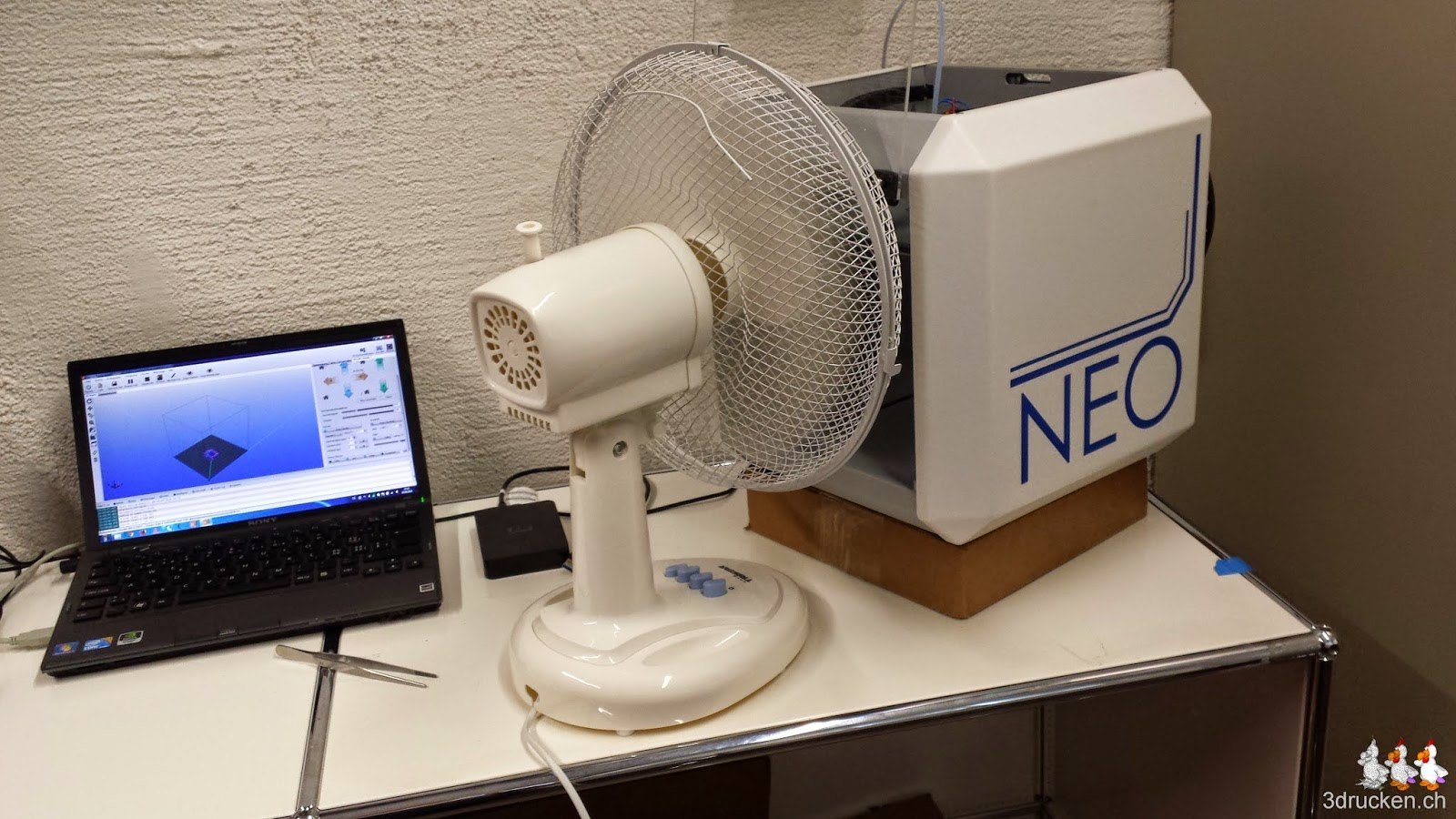Foto der Testanordnung mit NEO, Ventilator und Notebook