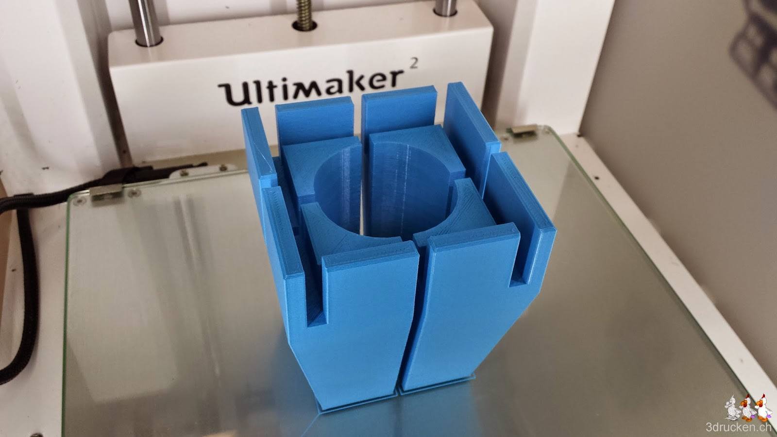 Foto des Drucktischs im Ultimaker 2 mit den vier Füssen für den neuen Drucker