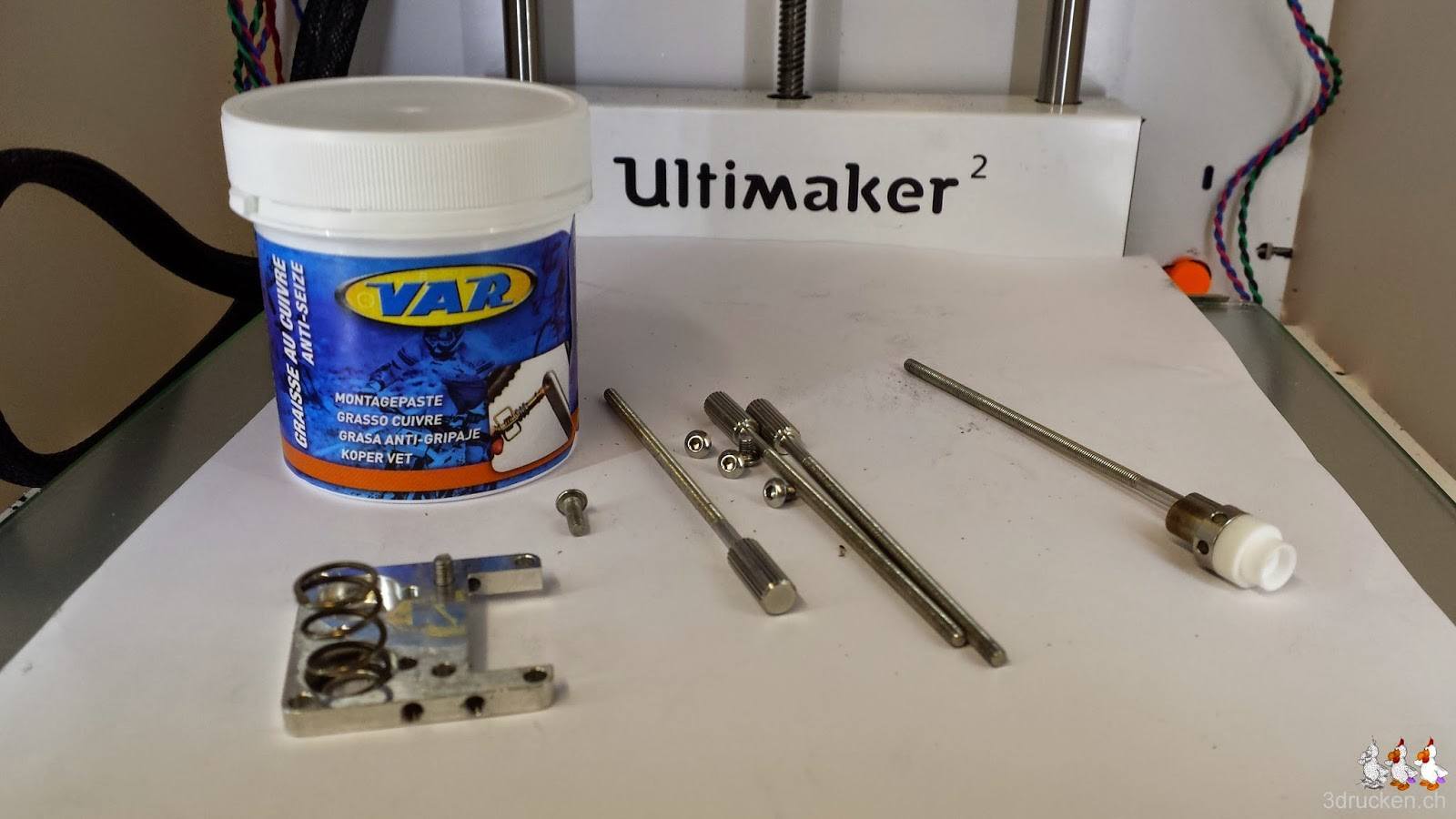 Foto der Einzelteile und des Kupferfetts vor dem neuen Zusammenbau des Druckkopfs