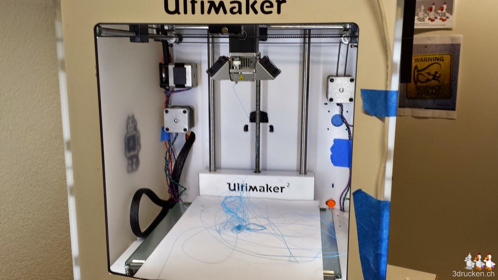 Foto des Bauraums des Ultimaker 2 mit Material das aus dem Druckkopf extrudiert wird
