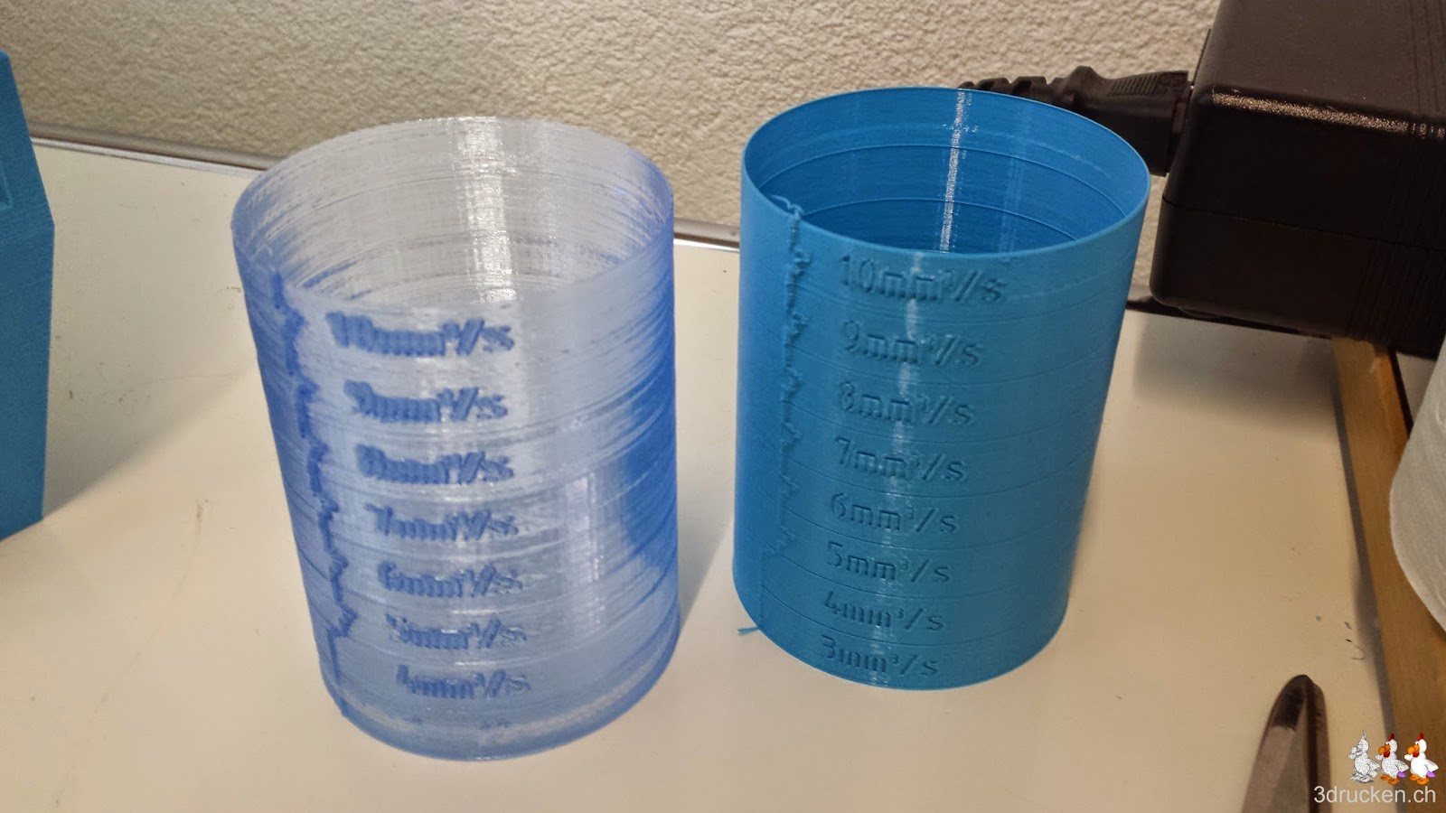 Foto der ersten zwei Testzylinder gedruckt mit dem neuen Macor Isolator