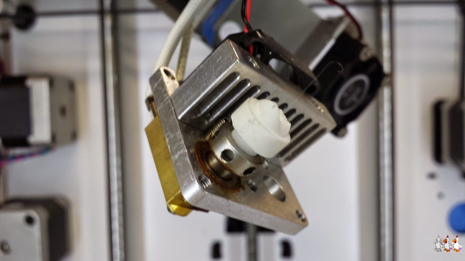 Foto des zerbrochenen Macor Isolators nach dem Versuch diesen wieder aus dem Metallteil zu entfernen