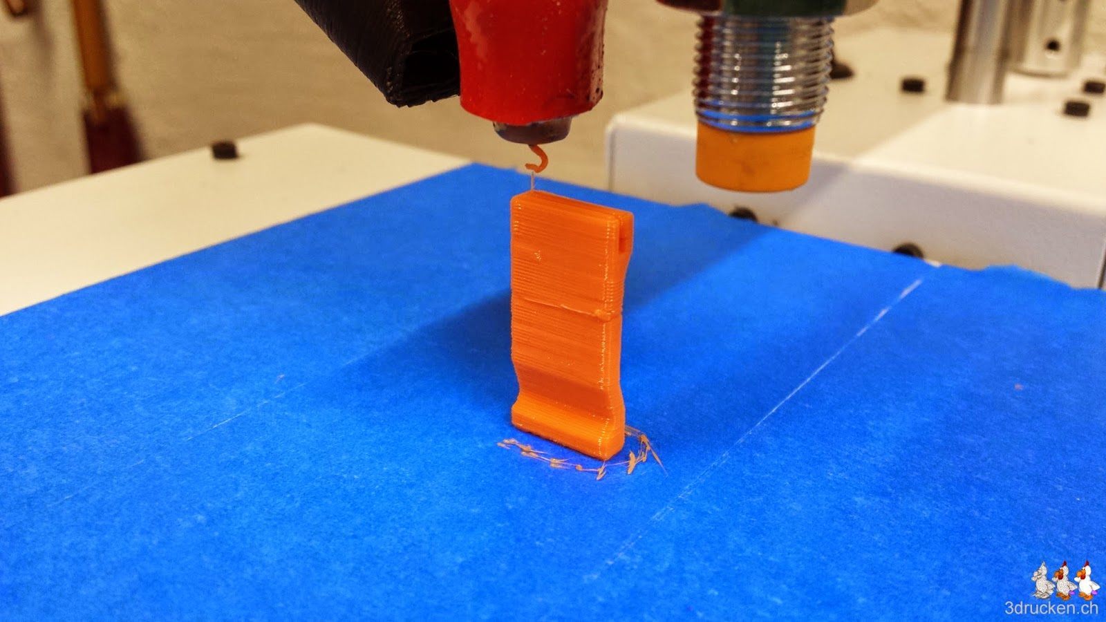 Foto des fertig gedruckten Micro SD-Kartenhalters auf dem Drucktisch des Printrbot Simple Metal