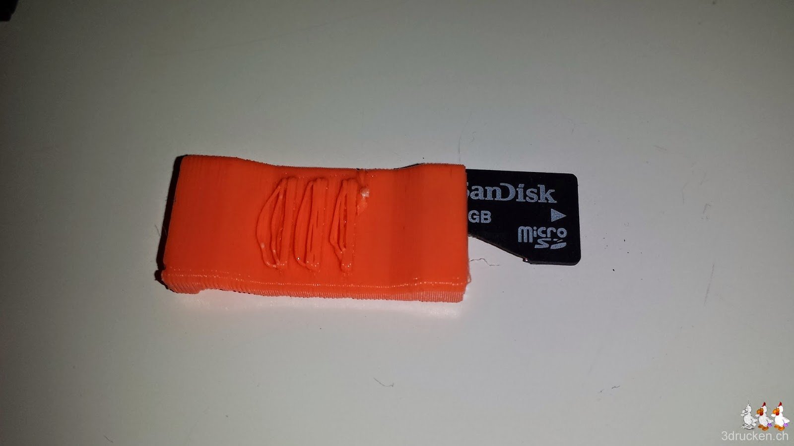 Foto der gebrochenen Micro SD-Karte im gedruckten Kartenhalter