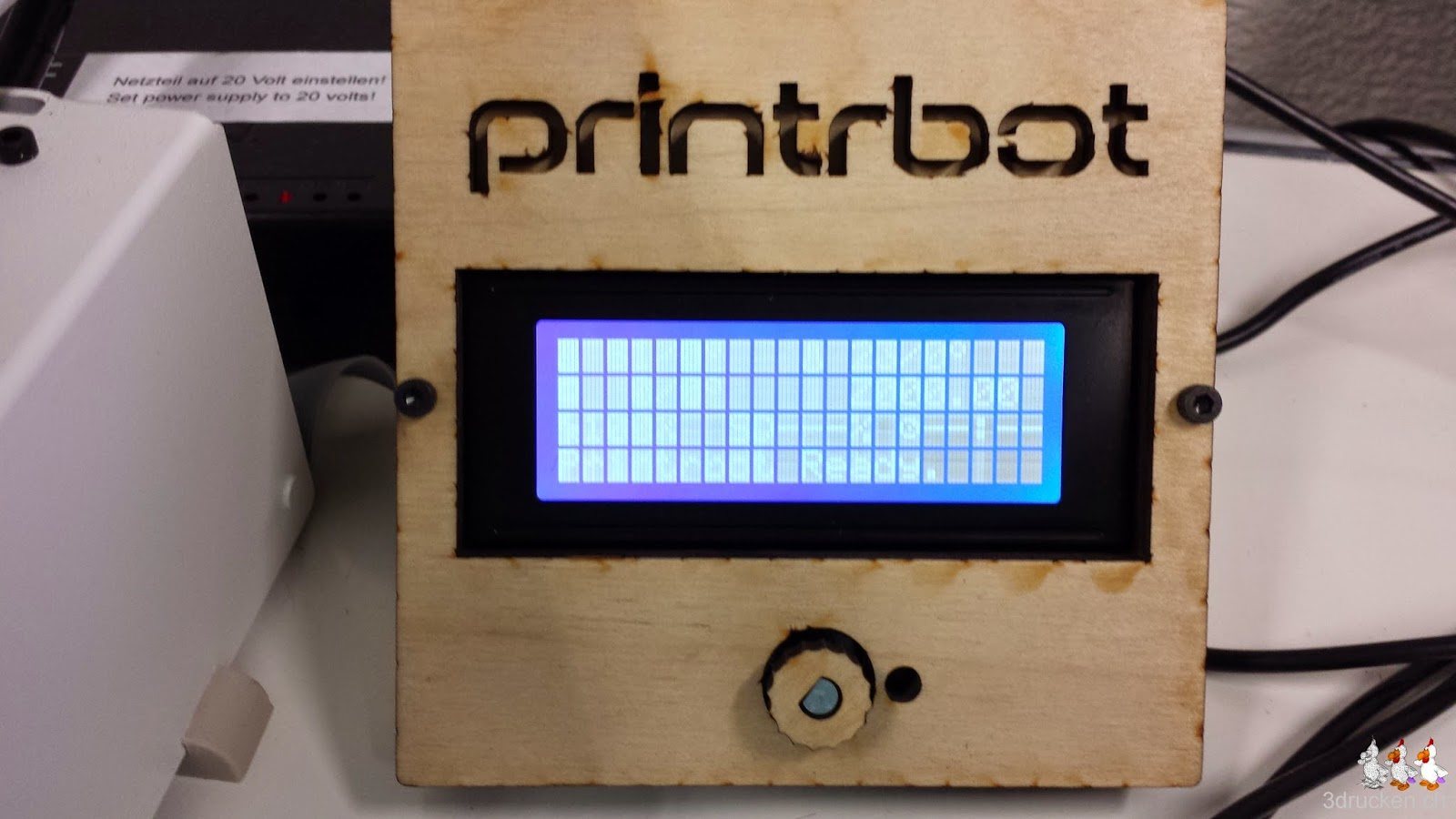 Foto des angeschlossenen und eingeschalteten LCD mit schlechtem Kontrast
