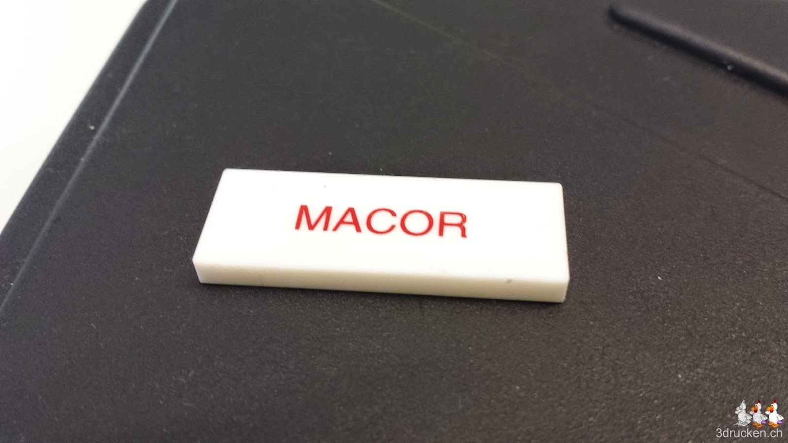 Foto eines Materialmusters aus Macor von der Firma FiberOptic