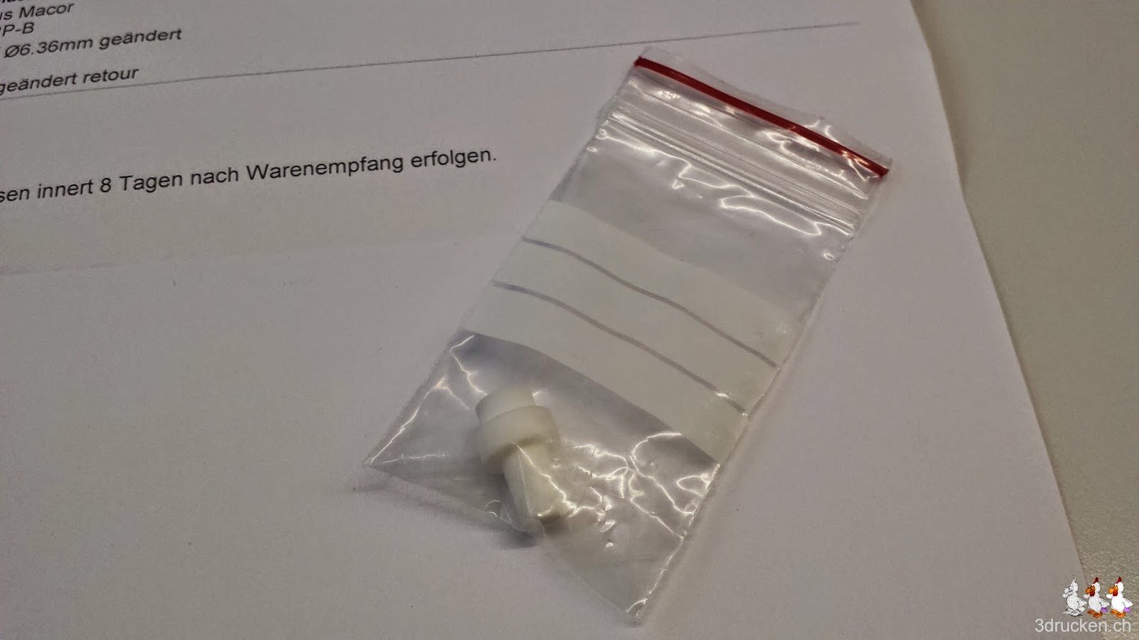 Foto einer Tüte mit einem Macor Isolator drin, welchen FiberOptic für uns hergestellt hat
