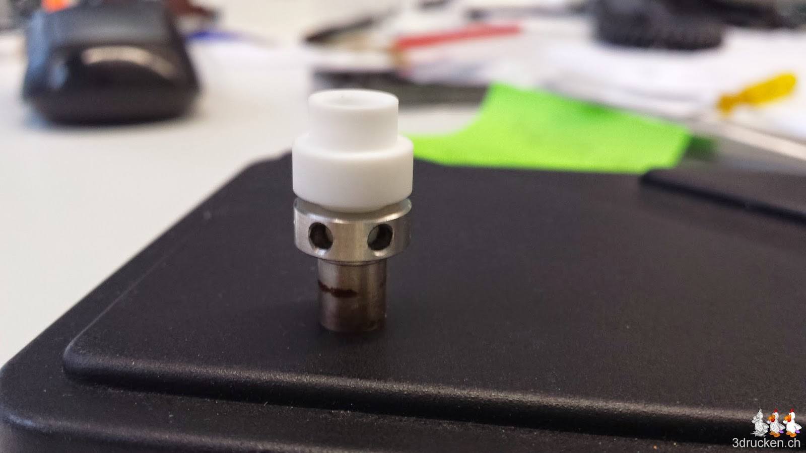 Foto vom Macor Isolator im Metallteil der Düse drin