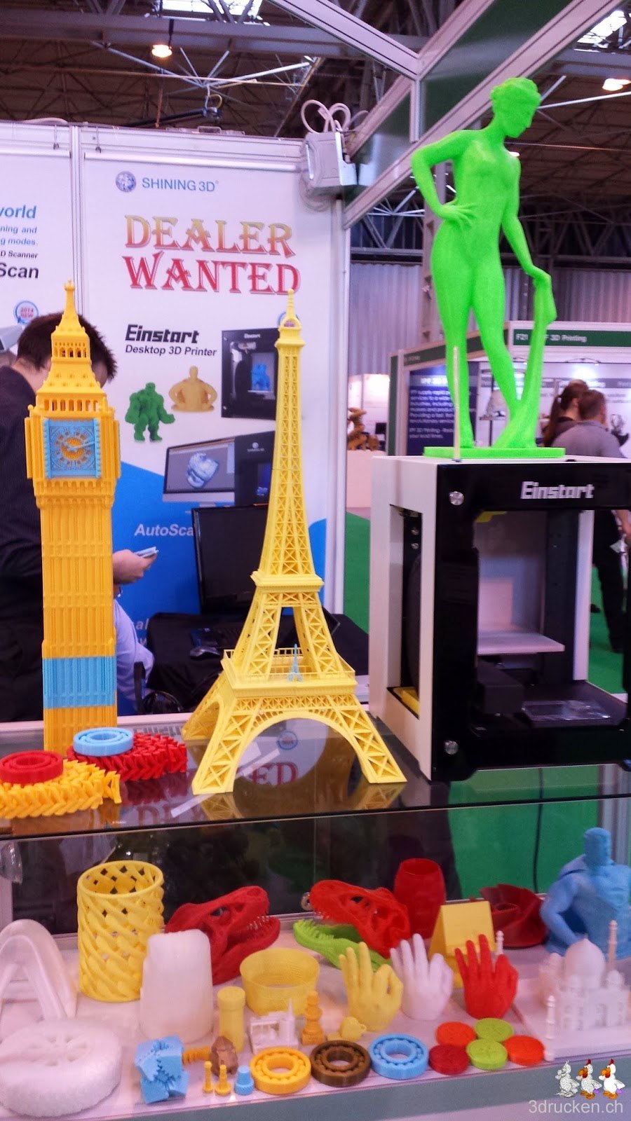 Foto vom Stand von Shining 3D Tech mit vielen Ausstellungsmodellen, alle ohne Quellenangabe