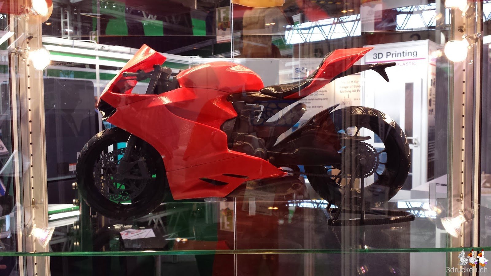 Foto eines schönen Ausstellungsmodells, ein rot-schwarzes Motorrad