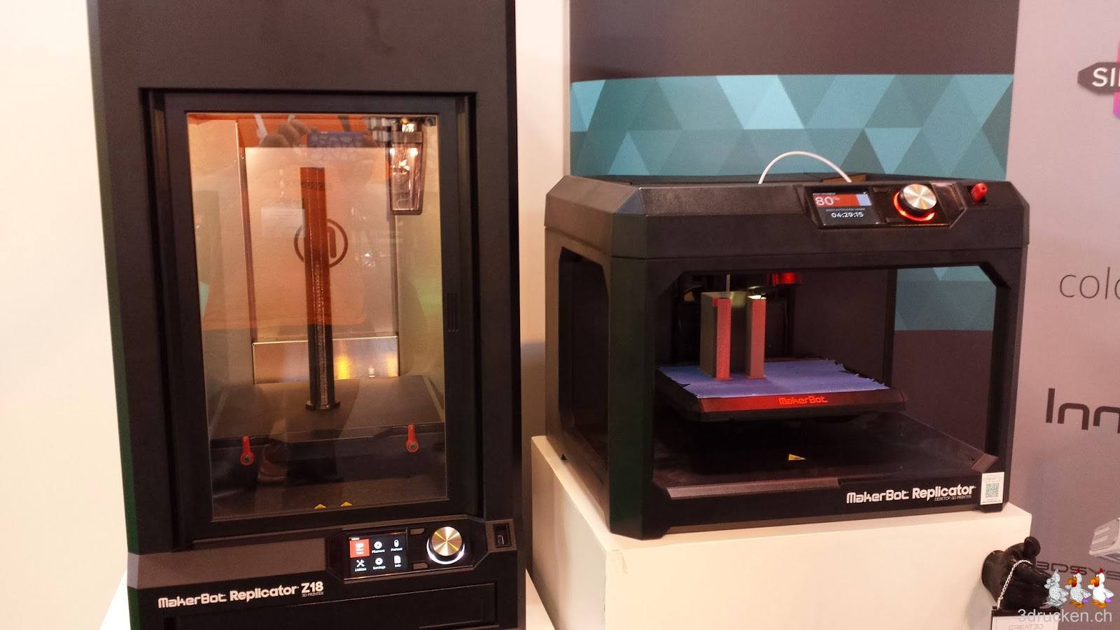 Foto von zwei Makerbot Replikator 3D-Druckern