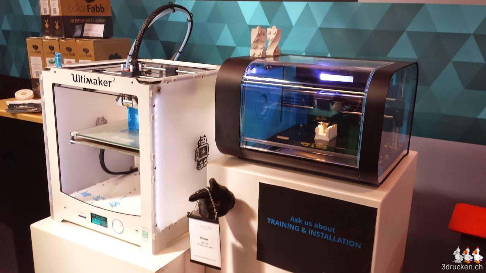 Foto eines Ultimaker 2 neben einem robox 3D-Drucker