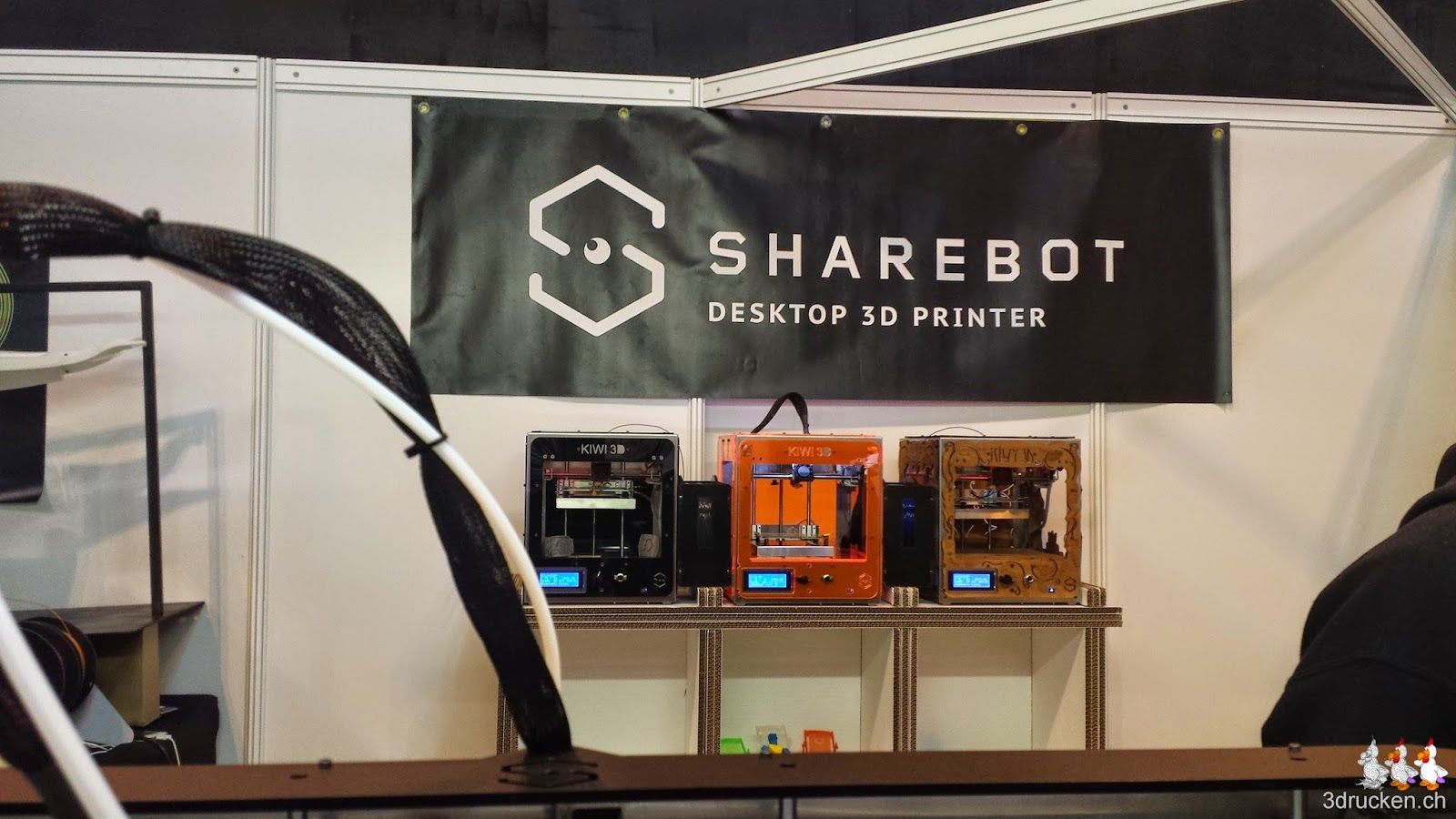 Foto von 3 Sharebot Kiwi 3D-Druckern auf dem Stand von Sharebot