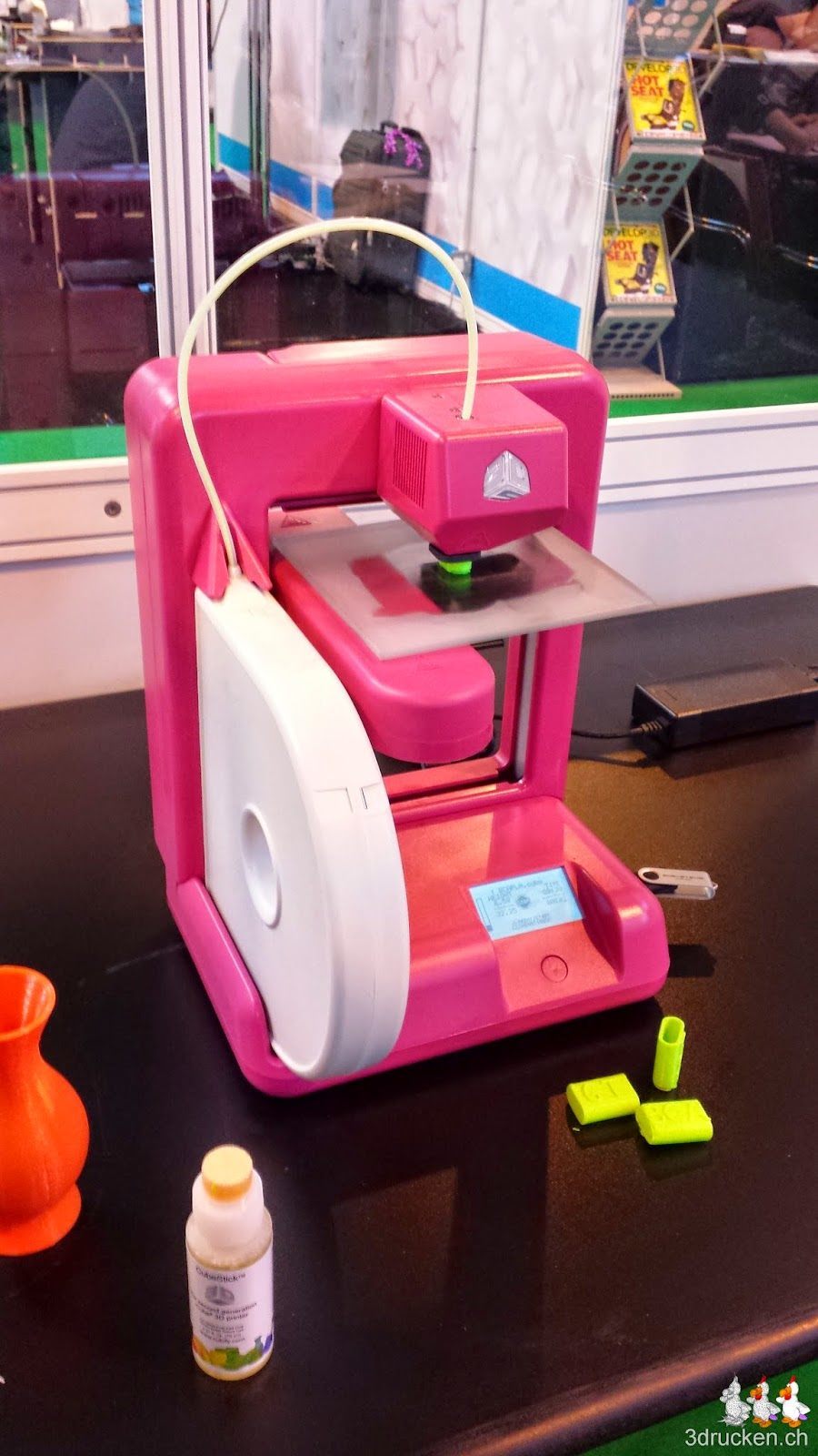 Foto eines Cube 3D-Druckers von 3D Systems im Klassenzimmer auf der TCT Show 2014 in Birmingham