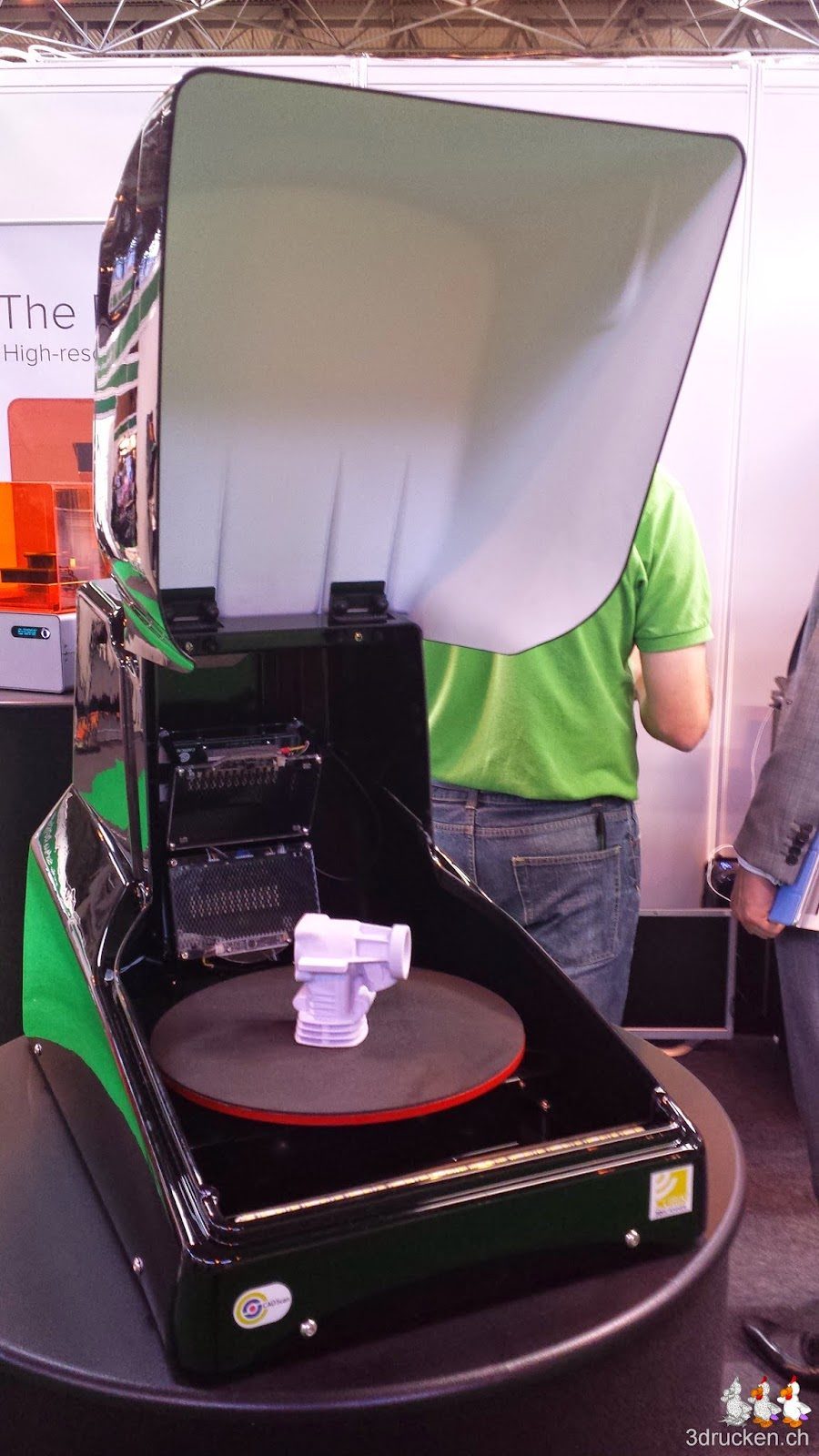 Foto eines Cubik 3D-Scanners mit geöffneter Abdeckung