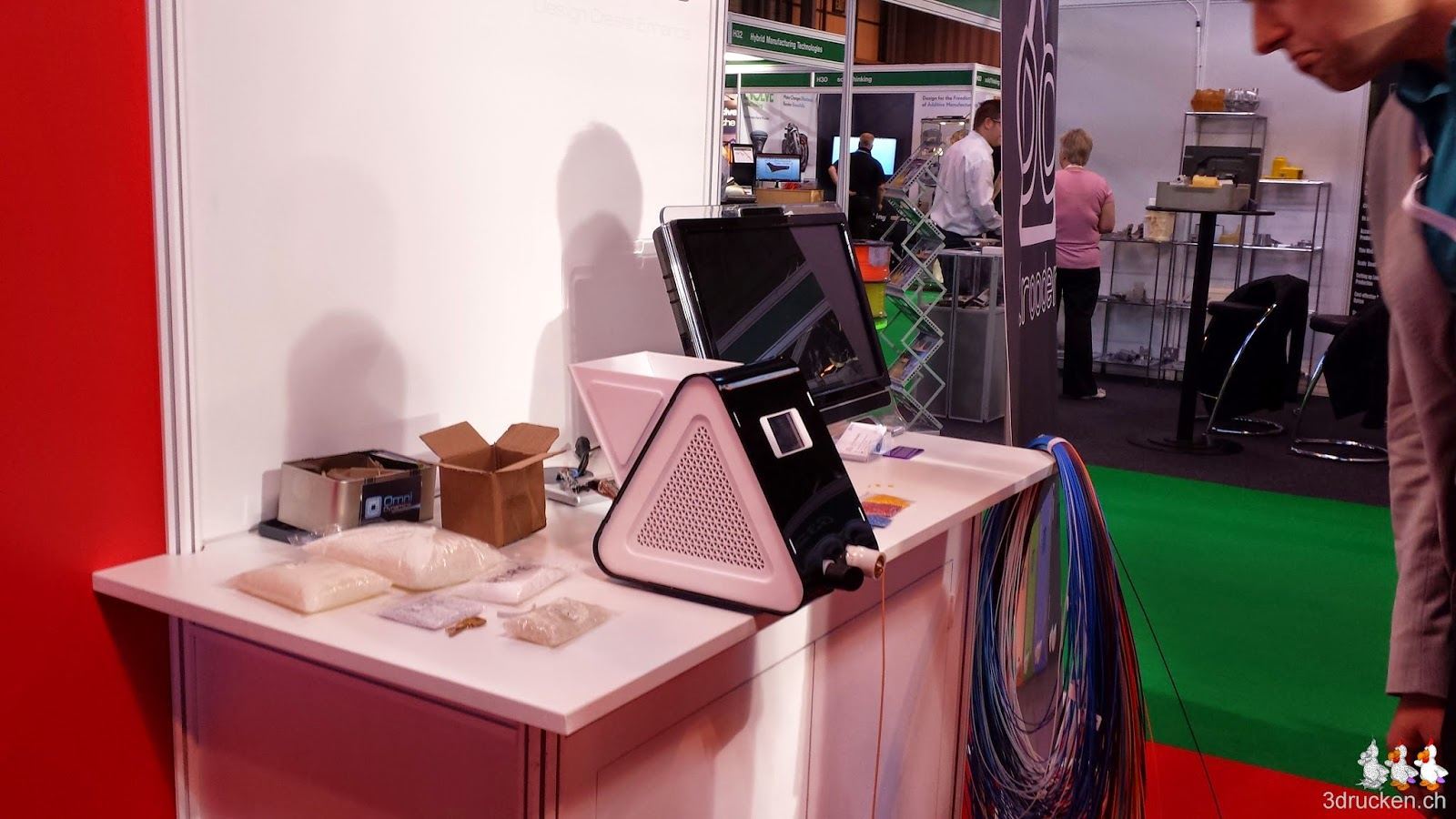 Foto eines kleinen Geräts zur Herstellung von eigenem Druckmaterial (Filament)