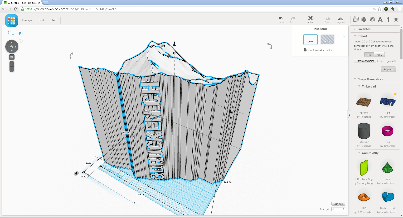 Screenshot aus Tinkercad eines Teils des Reliefs von Liechtenstein mit dem Schriftzug 3drucken.ch darauf