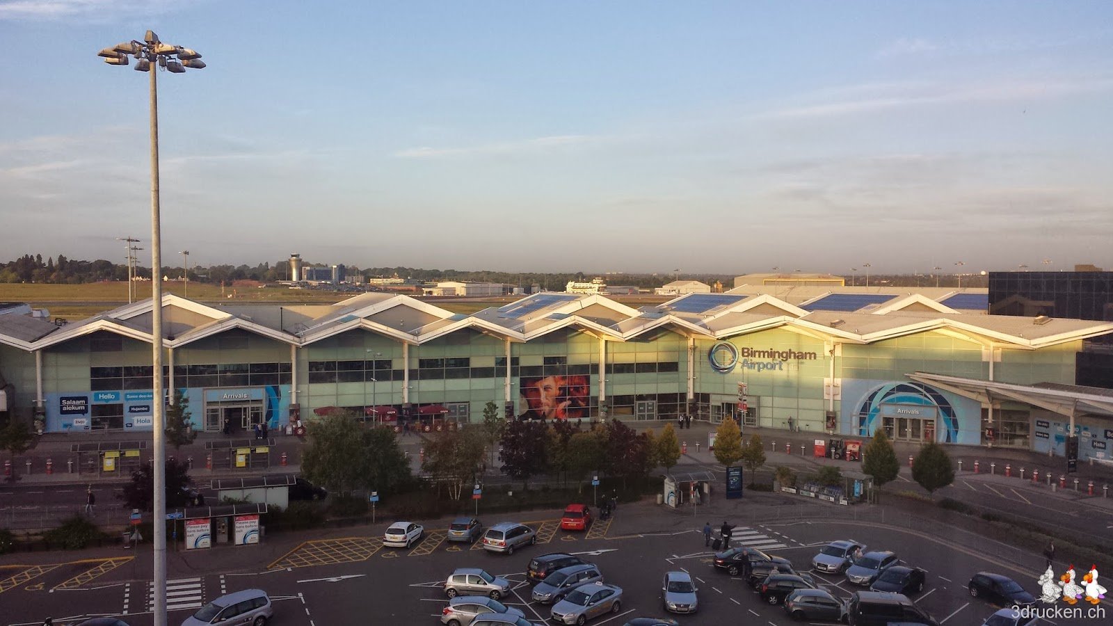 Foto des Flughafens von Birmingham mit Abendsonne