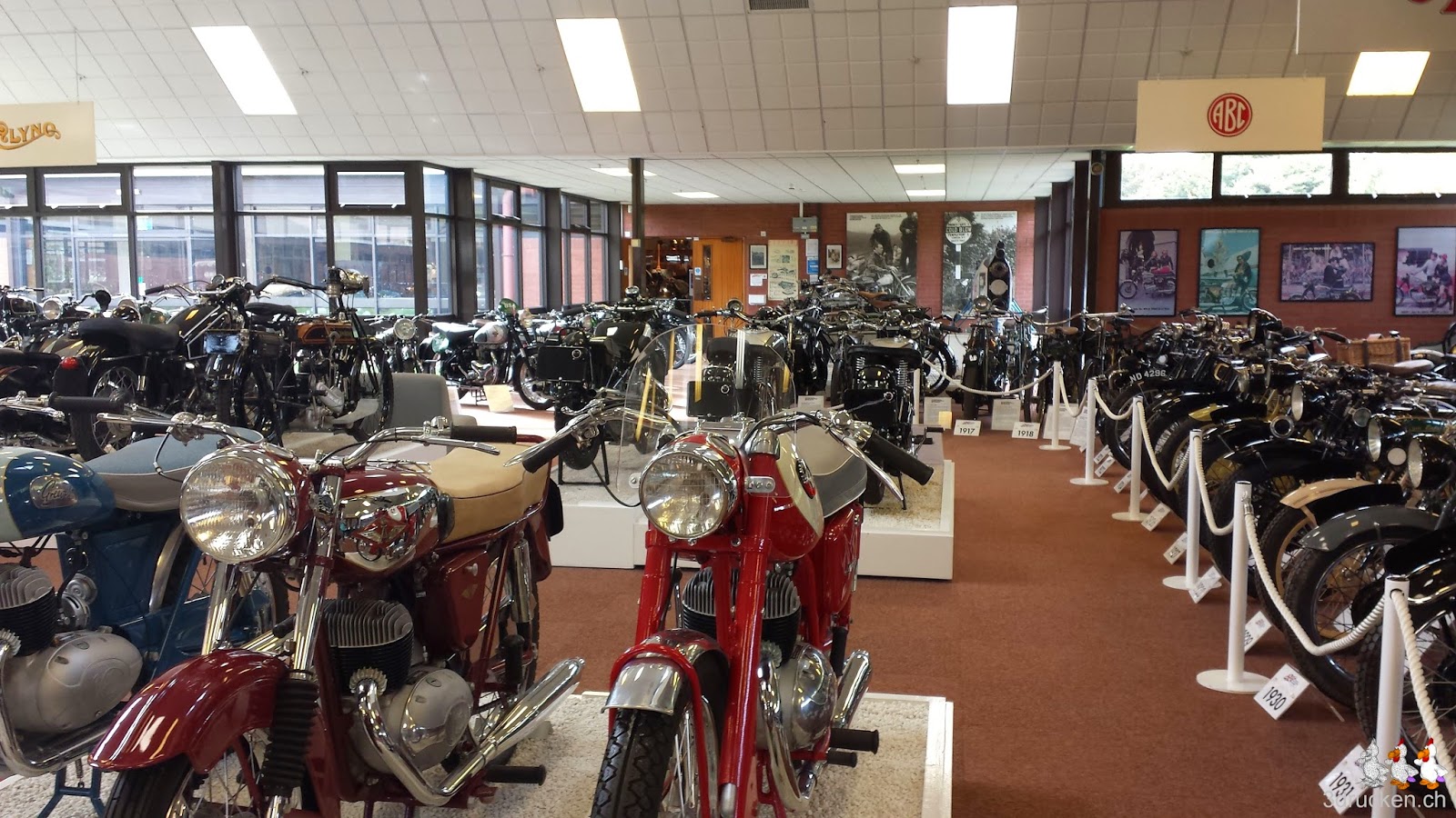 Foto mit Motorrädern in einem Ausstellungsraum im British Motorcycle Museum