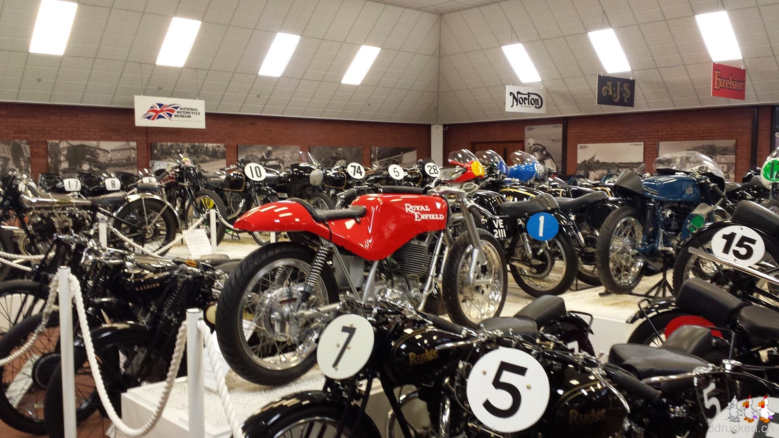 Foto von Rennmaschinen in der Ausstellung im British Motorcycle Museum