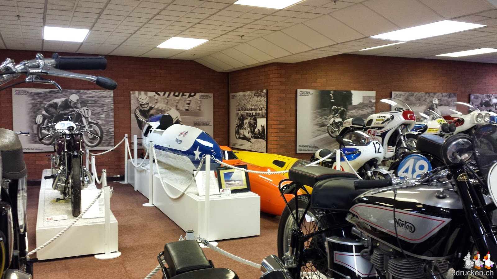 Foto von Rennmaschinen aus dem British Motorcycle Museum die kaum als Motorräder erkennbar sind