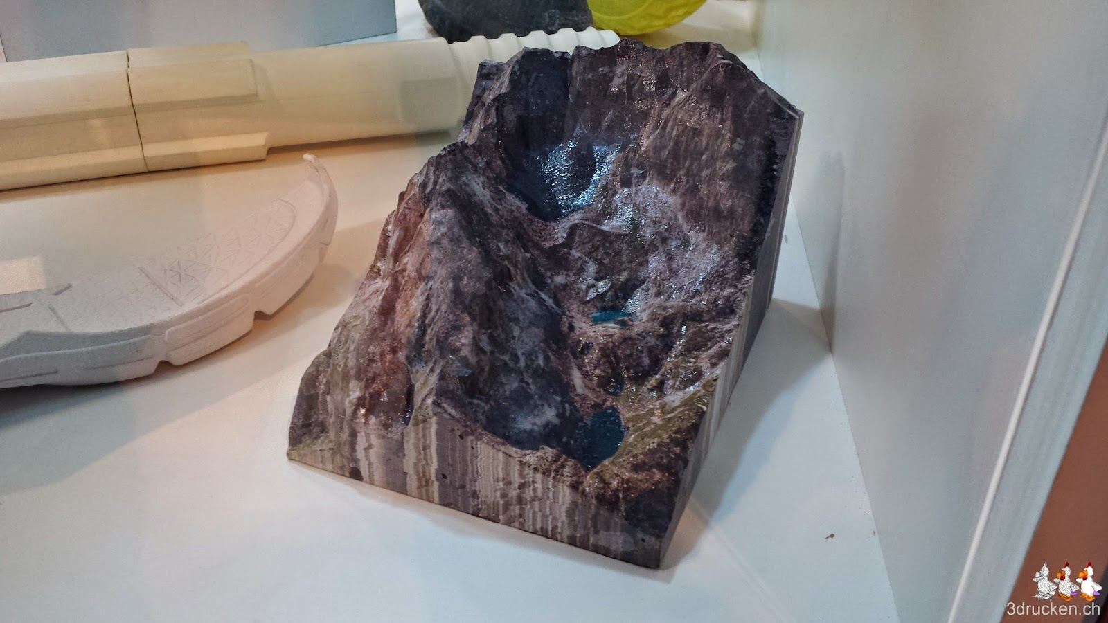 Foto eines Reliefs aus einer Bergregion in Farbe am Stand von Mcor auf der TCT Show 2014 in Birmingham