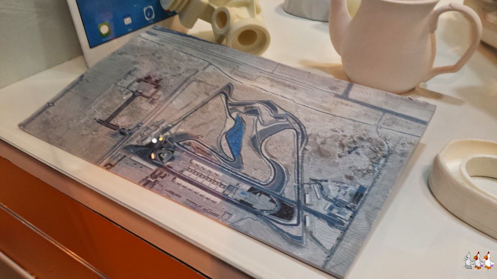 Foto eines ausgestellten Ausschnitts des Reliefs von Bahrain in Farbe am Stand von Mcor an der TCT Show 2014 in Birmingham