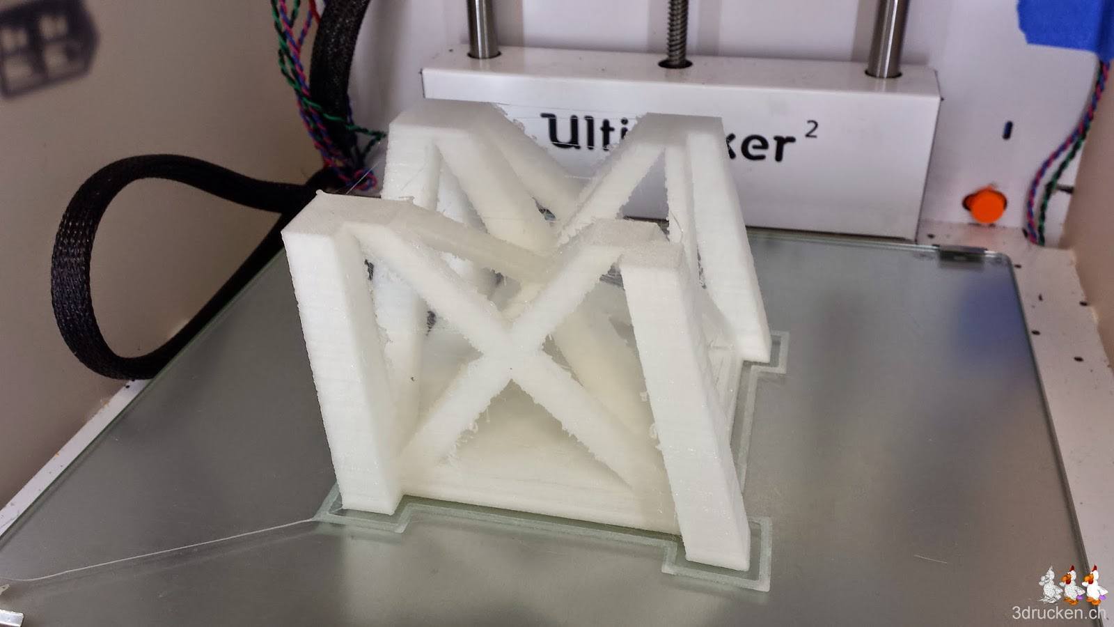 Foto des fertig gedruckten Teils des Eiffelturms mit veränderter Farbe wegen zu hoher Temperatur im Ultimaker 2