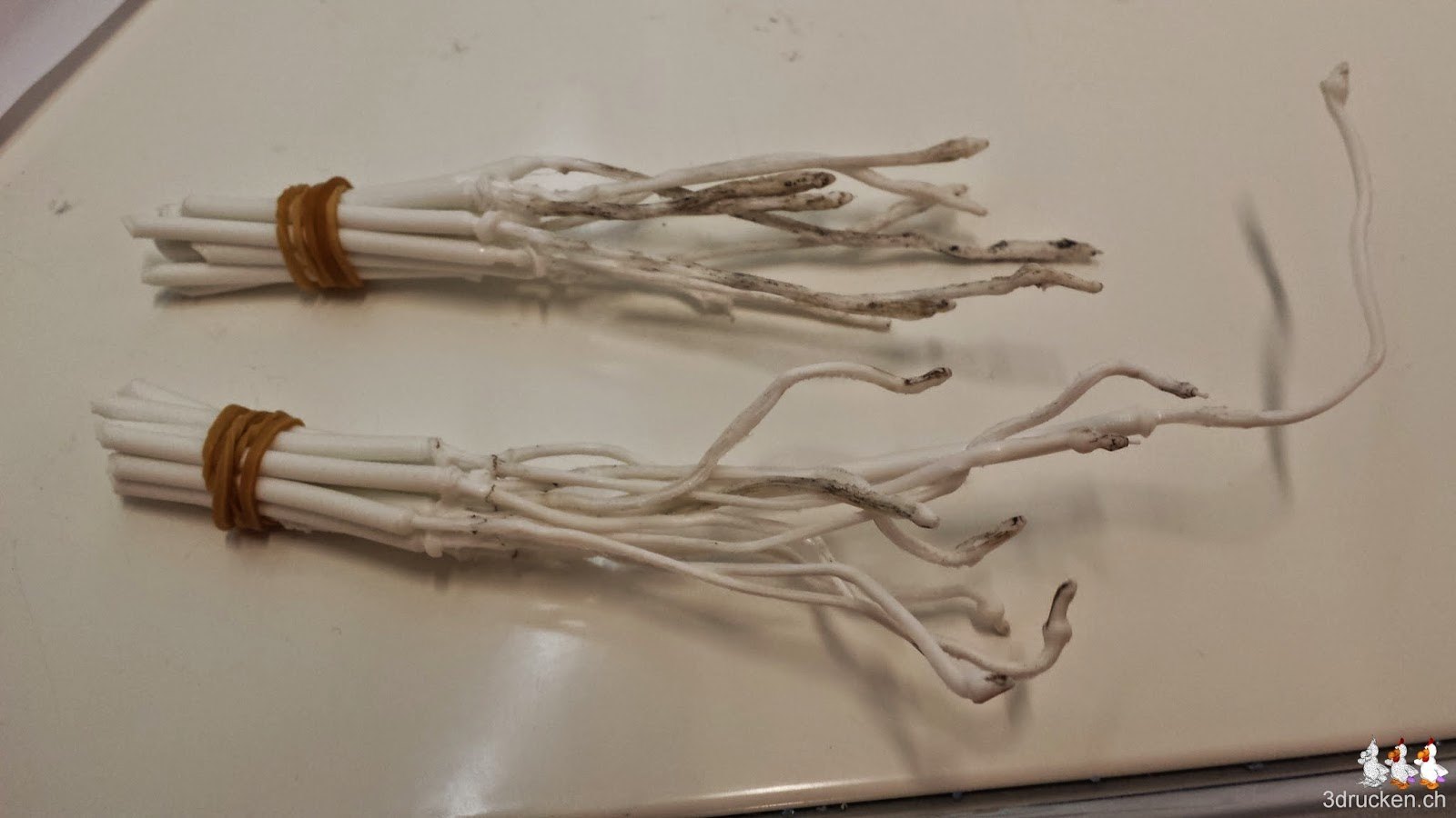 Foto der gesammelten Reinigungsstücke aus weissem PLA