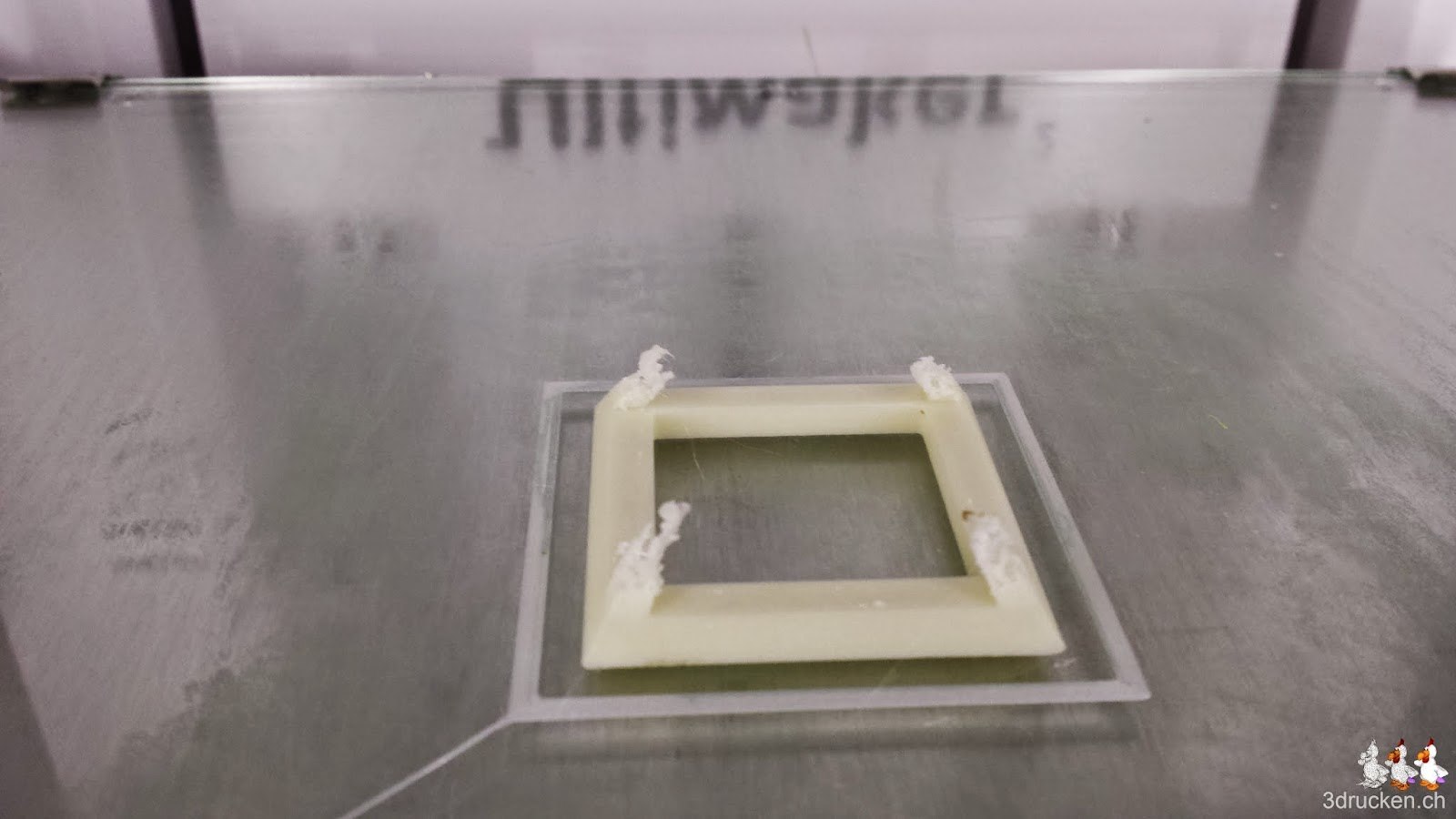 Foto der misslungenden Pyramide auf dem Drucktisch des Ultimaker 2