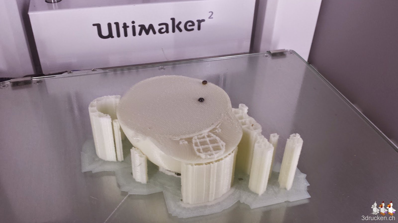 Foto des misslungenen Druckversuchs des Super Mario auf dem Drucktisch des Ultimaker 2