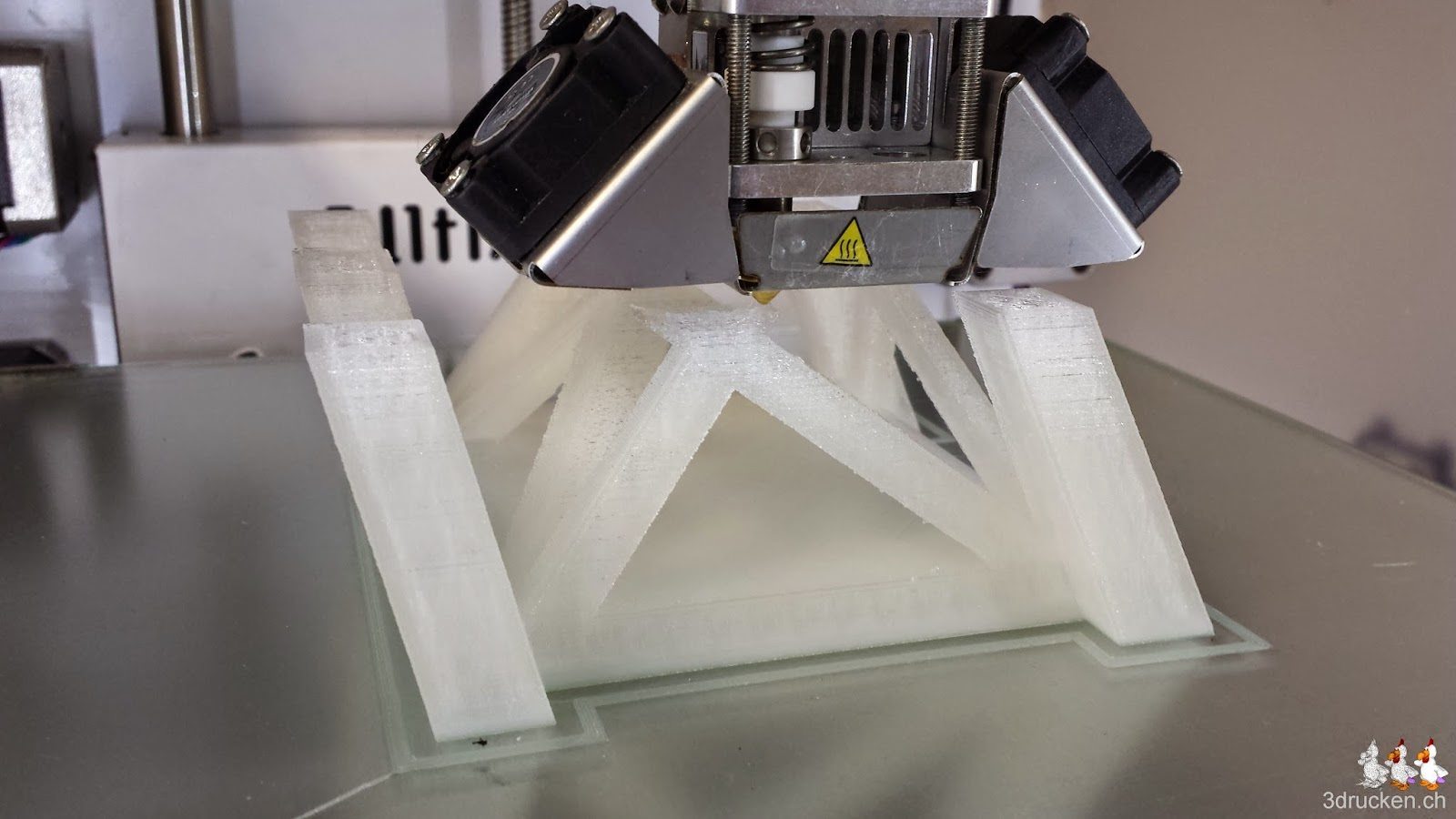 Foto während des Drucks eines Teils des Eiffelturms mit transparentem PLA im Ultimaker 2