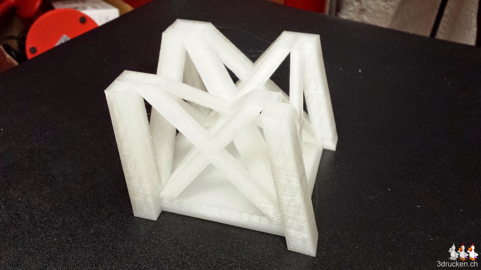 Foto des fertig gedruckten Teils des Eiffelturms aus transparentem PLA