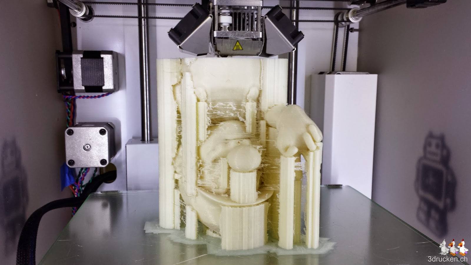 Foto während des Drucks vom halb fertigen Super Mario im Ultimaker 2 auf dem Kopf stehend