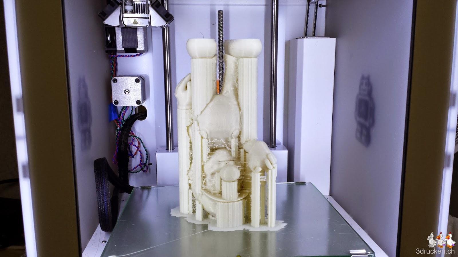 Foto des erfolgreich auf dem Kopf fertig gedruckten Super Mario im Ultimaker 2