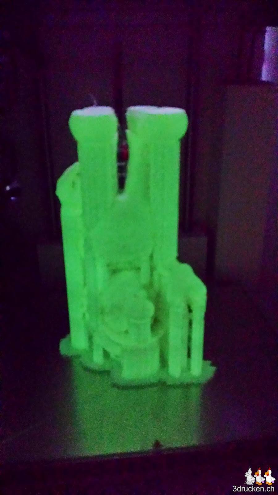 Foto des fertig gedruckten Super Mario im Dukeln auf dem Kopf im Ultimaker 2