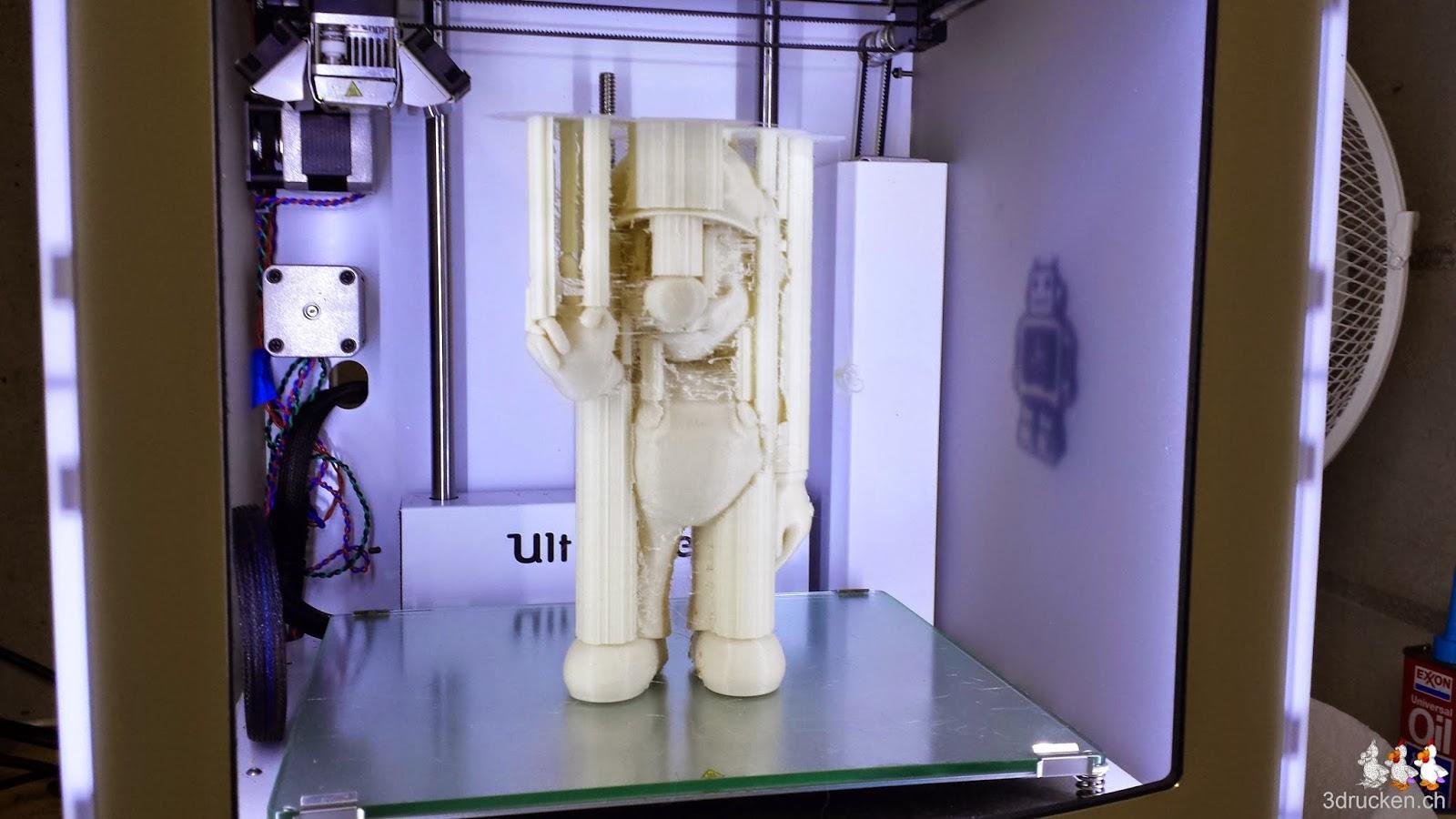 Foto des Super Mario im Ultimaker 2 auf seinen Füssen stehend, Support noch nicht entfernt