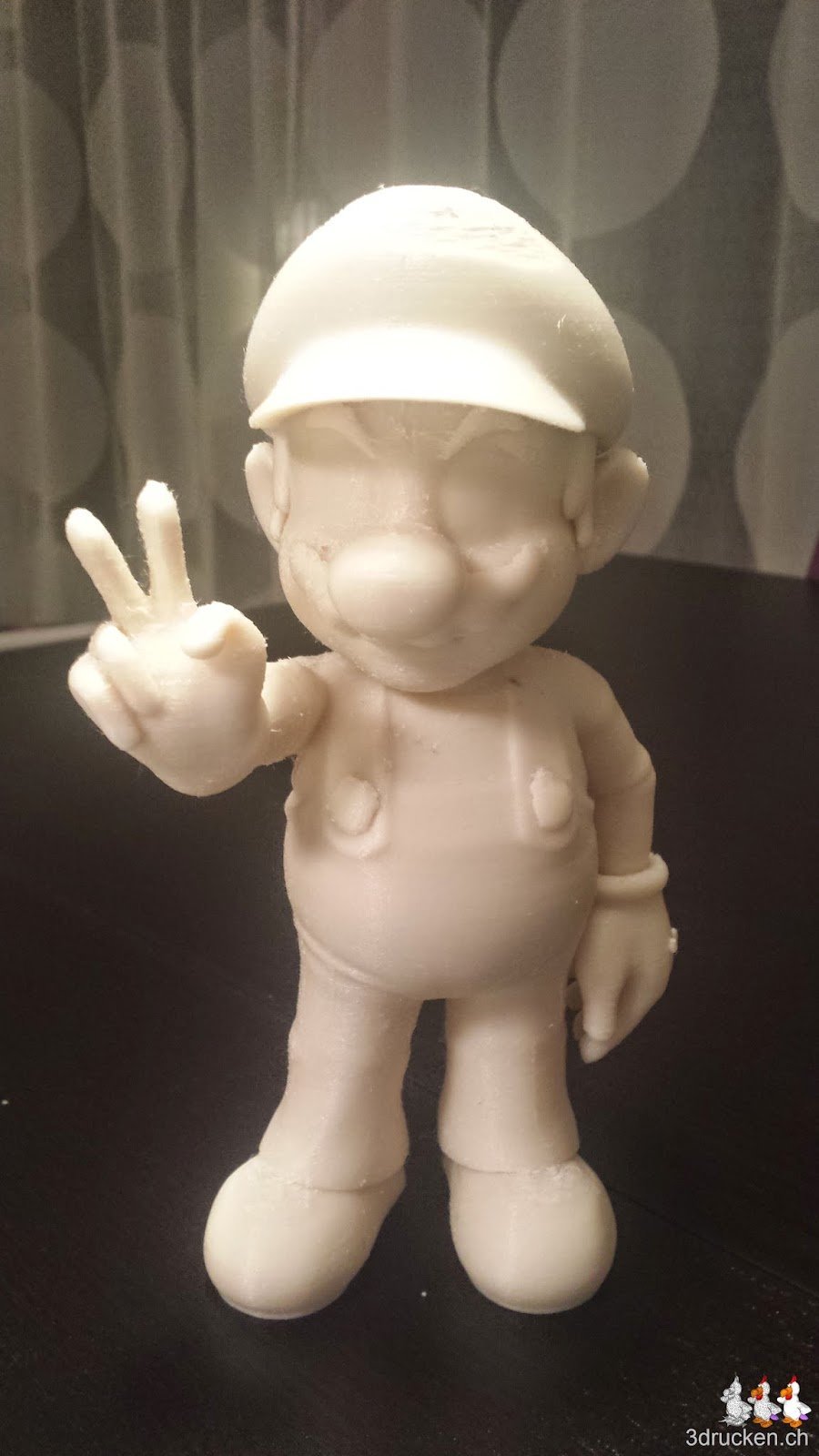 Foto des fertig gedruckten und von Support befreiten Super Mario auf dem Tisch