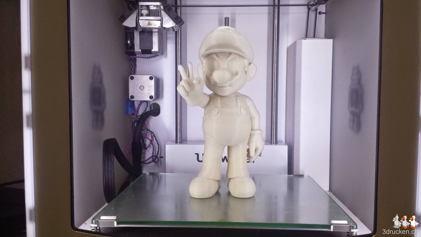 Foto des fertig gedruckten und von Support befreiten Super Mario im Ultimaker 2