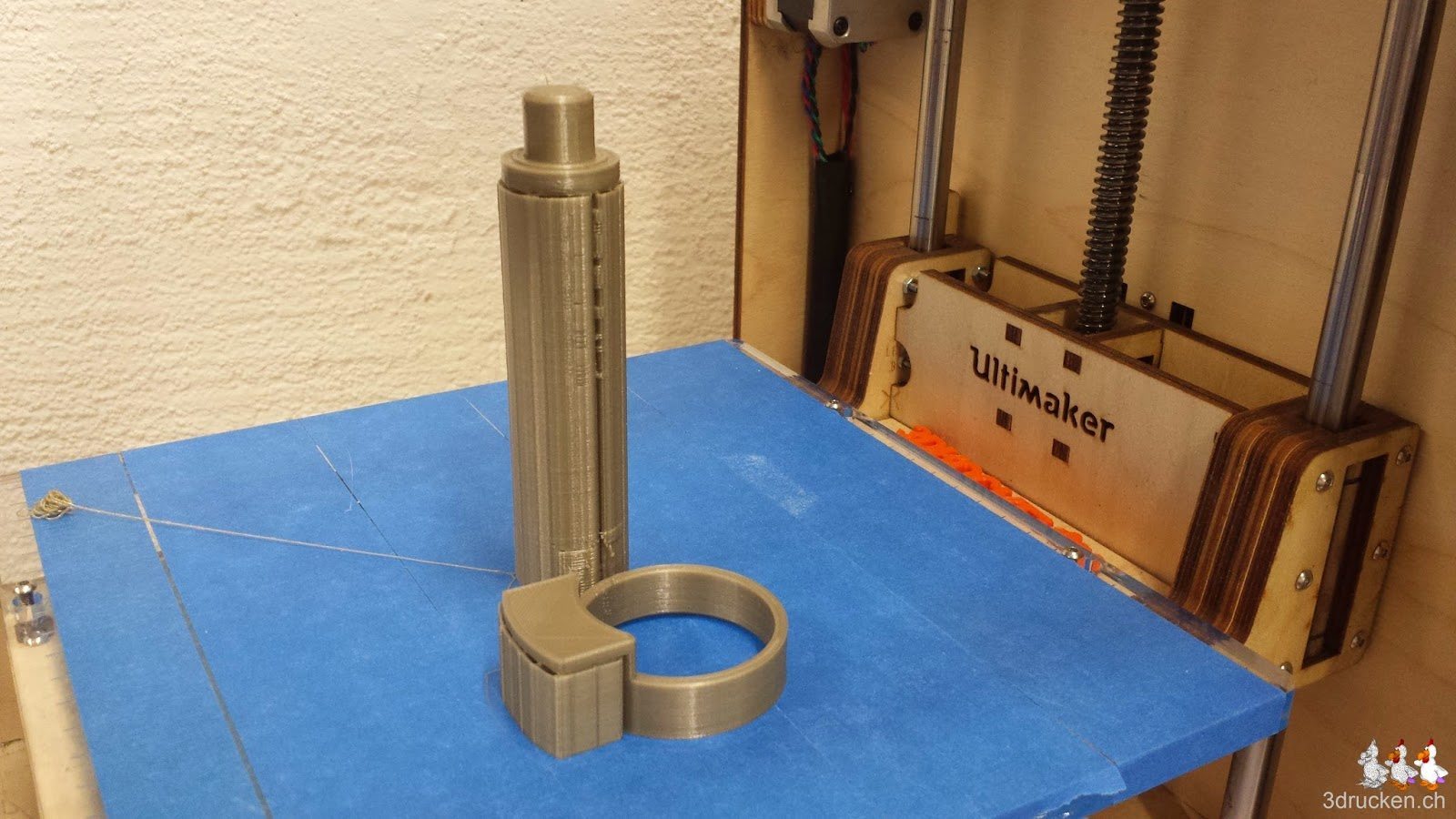 Foto der neu gedruckten Rollenhalterung für kleine Durchmesser auf dem Drucktisch des Ultimaker Original