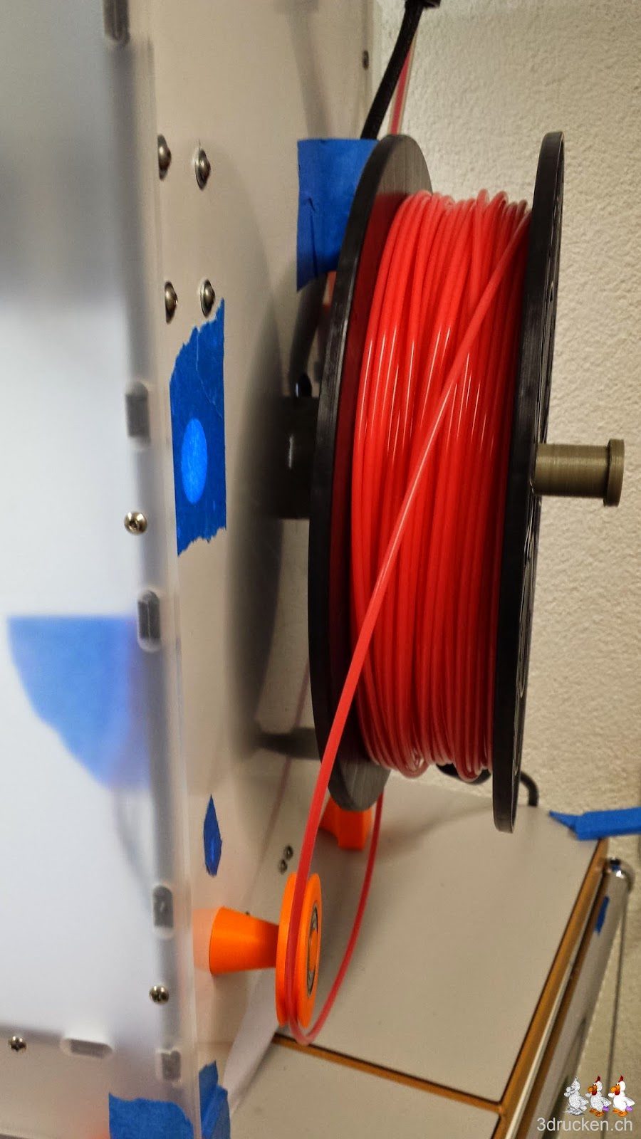 Foto der neuen Rollenhalterung am Ultimaker 2 mit einer Rolle rotem PLA drauf