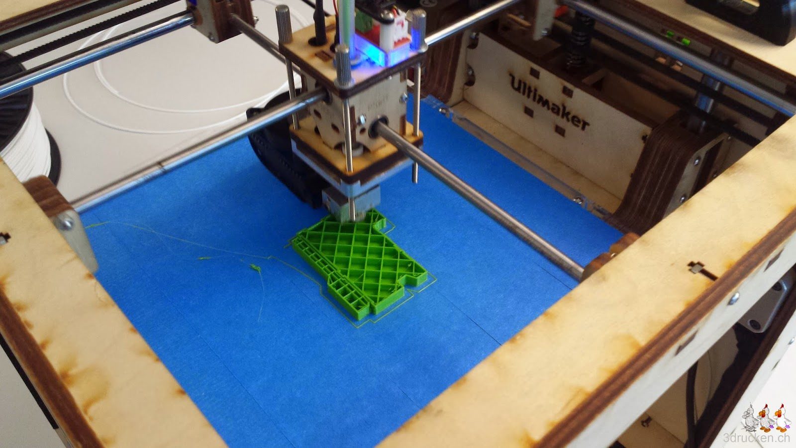 Foto des Ultimaker Original Drucktischs während des ersten Drucks