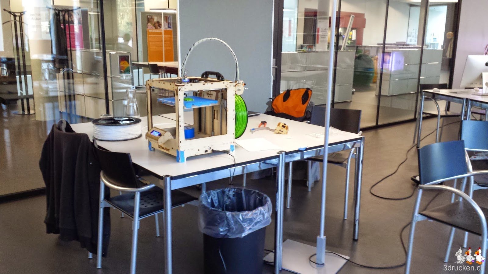 Foto des Ultimaker Original auf einem Tisch im Arbeitsraum