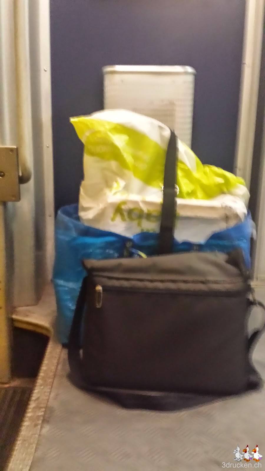 Foto unseres Reisegepäcks am Boden des SBB Wagens