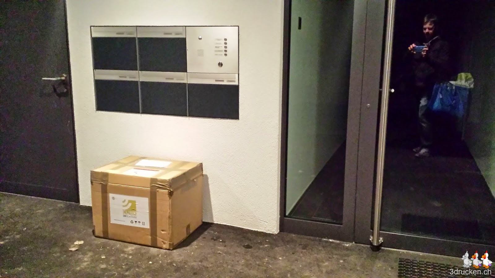 Foto des Pakets mit dem Cubik 3D-Scanner vor unserer Haustür