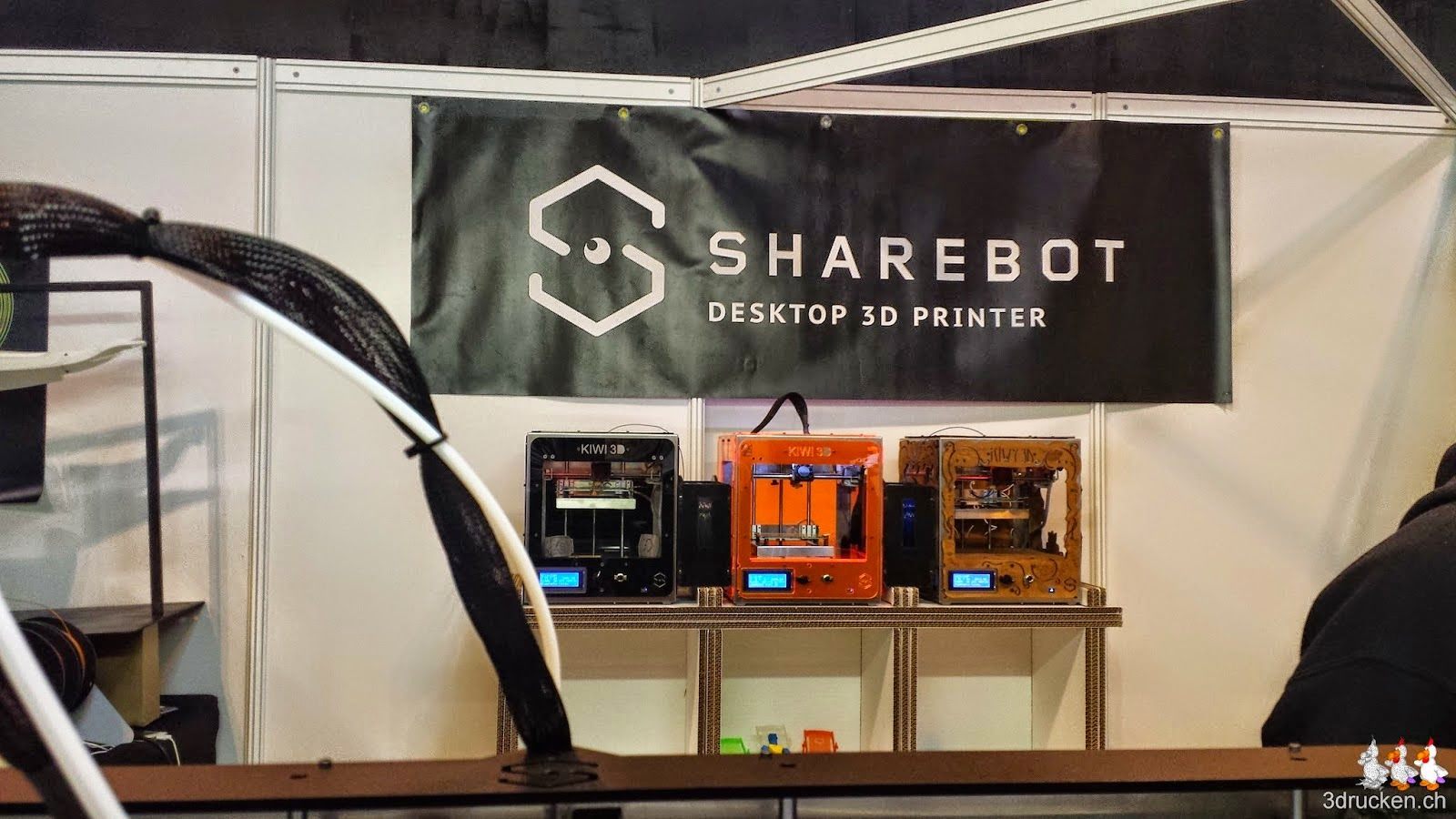 Foto von drei Sharebot Kiwis auf dem Stand von Sharebot an der TCT Show 2014 in Birmingham